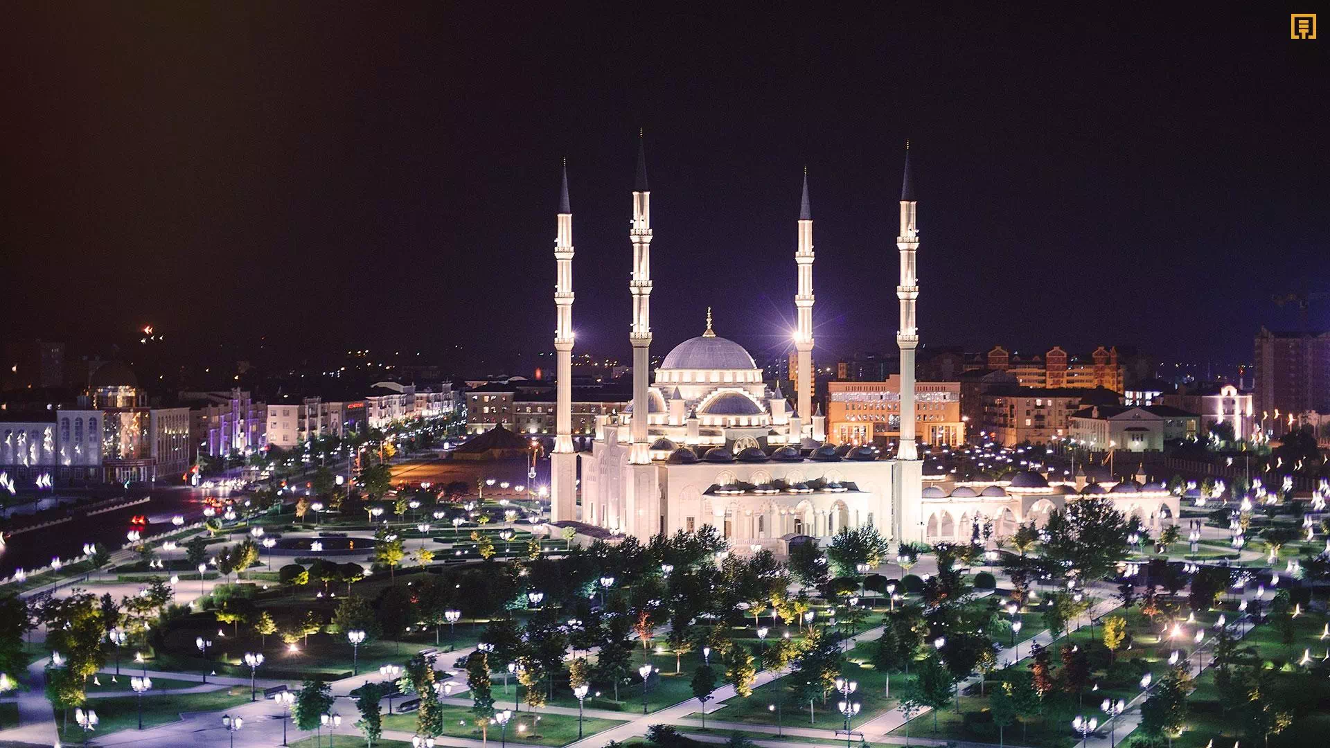 Мечеть «Сердце Чечни», ночью